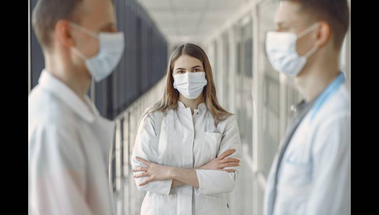 Fotografía de doctora con bata blanca