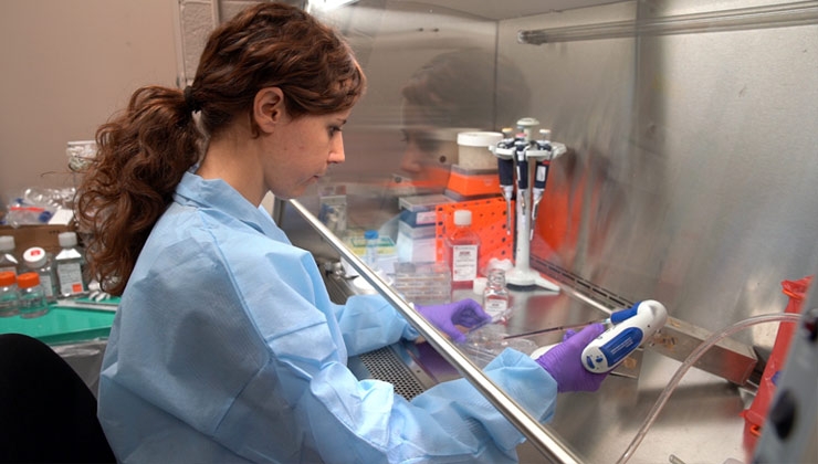 Dra Riera en el laboratorio de la Universidad de Columbia