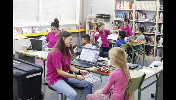 Equipo de fundación IMO formado por tres optometristas y una oftalmóloga, revisando a alumnos en un aula de un colegio