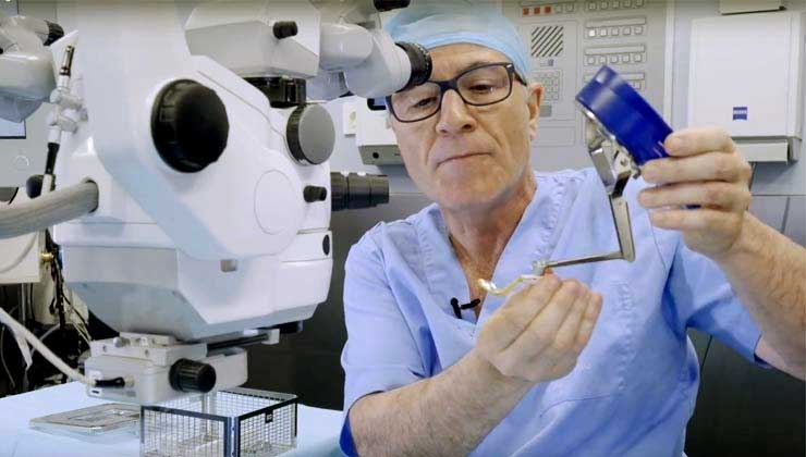 Dr. Mateo en quirofan con lentes de campo amplio